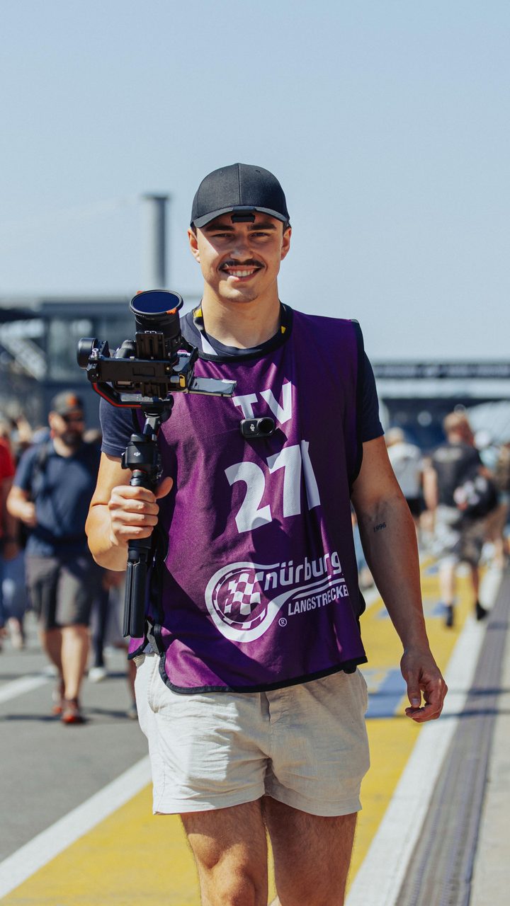 Finn Steinberg, Videograf, mit Kamera-Gimbal an der Rennstrecke